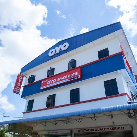 Oyo 89487 Space Hotel Келуанг Екстериор снимка